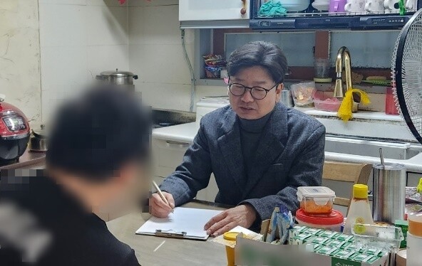 광명시 주거복지센터 담당자가 주거복지서비스가 필요한 대상자 가정을 방문해 상담하고 있다.