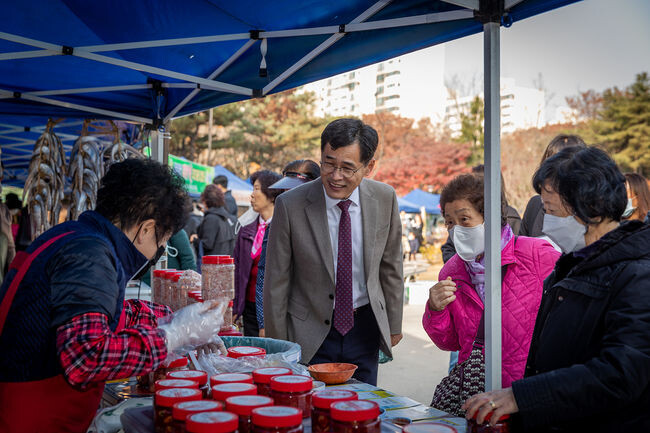 직거래 장터를 찾은 이기재 양천구청장 