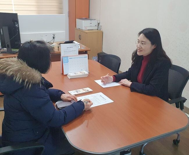 법률상담 진행 모습(오른쪽 황지영 변호사)