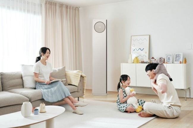 LG전자가 18일 2024년형 &lsquo;LG 휘센 오브제컬렉션 타워&rsquo; 에어컨 신제품을 출시했다. 신제품에는 「AI 스마트케어」 기능이 적용됐다. 고객이 따로 바람의 세기나 방향을 조절하지 않아도 AI가 고객 위치를 중심으로 최적의 쾌적함을 선사한다.