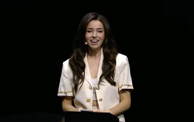 유명 게임 스트리머 &lsquo;포키마네(Pokimane)&rsquo;가 갤럭시 S24 울트라로 게임을 즐겨본 소감에 대해 말하고 있다. 그녀는 레이 트레이싱 기술로 더욱 생동감 있는 그래픽과 야외에서도 충분히 게임을 즐길 수 있는 디스플레이를 강조했다.