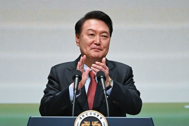 윤석열 대통령이 지난 1월17일 대한상공회의소에서 개최된 '2024년 교육계 신년교례회'에 참석해, 학생들을 지도하는 선생님들에게 감사와 존경의 마음을 전하고 있다.&nbsp;