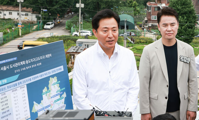 지난해 6월 30일 북한산 주변 고도지구 현황 및 재정비 확인 현장을 찾은 오언석 도봉구청장(오른쪽)과 오세훈 서울시장(왼쪽)(2023. 6. 30. 서울 도봉구 덕성여대 차미리사기념관)