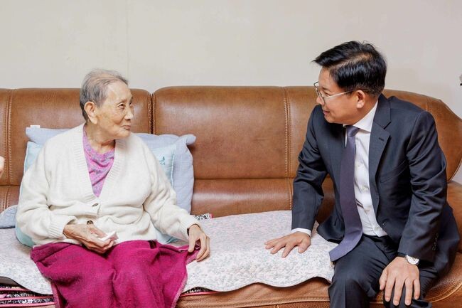 지난해 장수지팡이를 전달하기 위해 지역 어르신 가정을 찾은 박강수 구청장