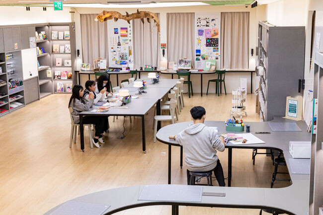 준비된 재료로 마음껏 상상한 것을 만들 수 있는 메이킹존