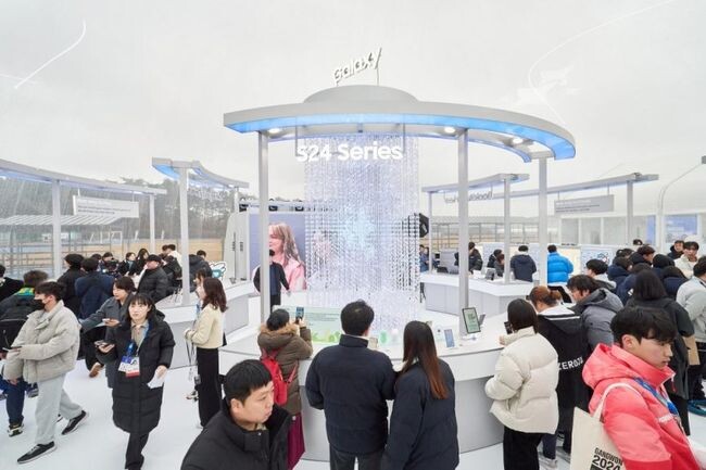 &nbsp;지난 20일, &lsquo;삼성 올림픽 갤럭시 체험관&rsquo;에서 방문객들이 갤럭시 S24 시리즈를 체험하는 모습.