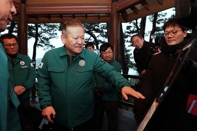 이상민 행정안전부 장관이 지난 20일 오전 강원특별자치도 강릉시 강릉항 죽도봉을 찾아 지진해일 긴급대피로를 점검하고 있다.&nbsp;