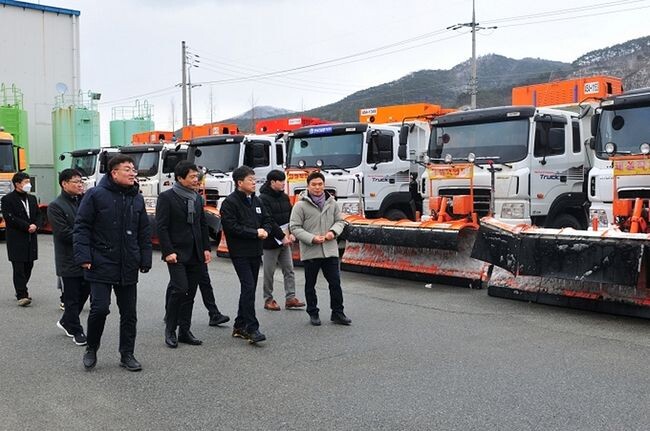 진현환 국토교통부 제1차관은 22일 오후 2시 50분 광주국토관리사무소 관할 장성 제설분소를 찾아 도로제설 추진상황을 긴급점검하고 현장 관계자들을 격려했다.&nbsp;