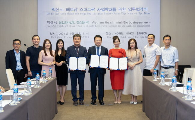 익산 스마트팜 기술, 베트남에서 뜨거운 관심 2 (왼쪽부터 레츠팜(주) 박성진 대표, 정헌율 익산시장, 고고그린 Mary may CEO)