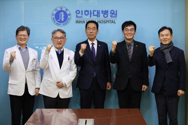 경기 김포시갑 김주영 국회의원(더불어민주당, 기획재정위원회)이 23일 인하대병원에서 조명우 인하대학교 총장, 이택 인하대학교 병원장을 만나 김포 인하대병원 설립 의지를 재확인하고 사업 추진에 대한 구체적 논의를 나눴다.