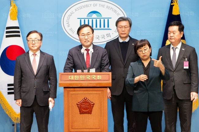 한국경영자총협회와 대한상공회의소&middot;한국경제인협회&middot;한국무역협회&middot;한국중견기업연합회 경제5단체는 국민의힘 홍석준 국회의원과 함께 23일 오후 국회 소통관에서 &lsquo;중대재해처벌법 50인 미만 사업장 적용유예 촉구 공동 성명&rsquo;을 발표했다.