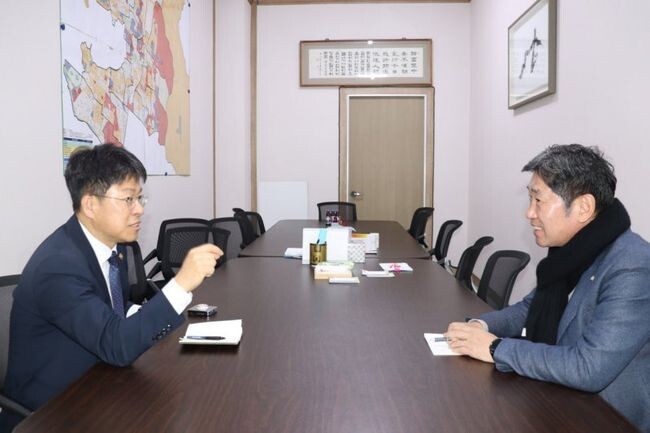 조오섭 더불어민주당 의원이 지난 22일 광주지역사무소에서 진현환 국토교통부 1차관과 면담을 갖고 &ldquo;H건설 위기설에 따른 수분양자들의 피해를 최소화하기 위한 대책을 마련하라&rdquo;고 요구했다.
