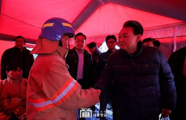 <span contenteditable="true">윤석열 대통령은 23일 오후 충남 서천군 특화시장 화재 현장을 방문해 설 대목을 앞두고 피해를 입은 시장 상인들을 위로하고 화재 진압을 위해 고생한 소방관들을 격려했다.