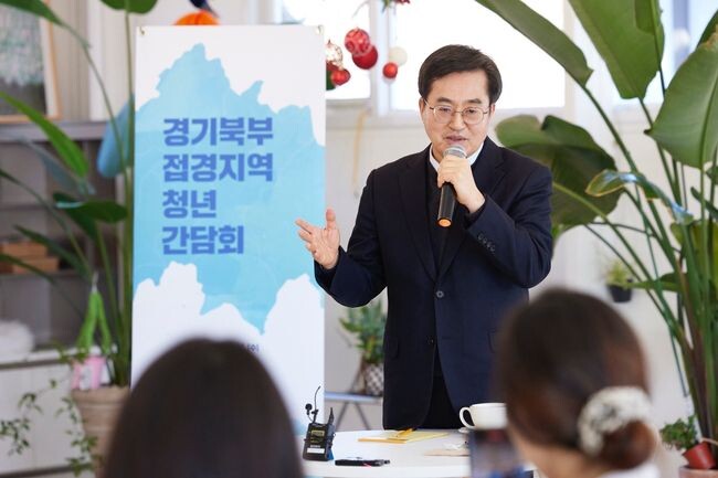 김동연 지사가 24일 포천시의 한 카페에서 포천 청년 30명과 간담회를 열었다. 
