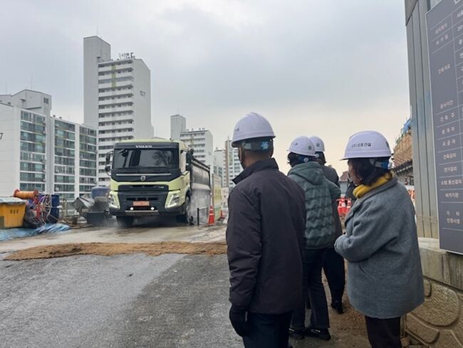 제5차 계절관리제 기간 중 민&middot;관 합동점검에 참여한 구민들이 토사 운반 차량에 대한 세륜작업 실시 여부를 점검하고 있다.