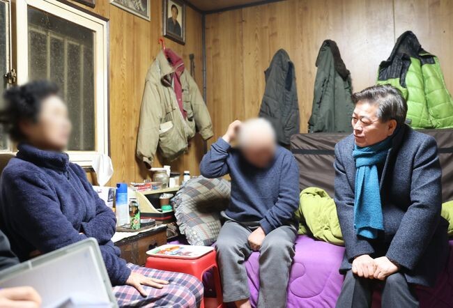 박승원 광명시장은 지난 24일 &lsquo;제21회 생생소통현장&rsquo;을 열어 한파 속 주거 취약계층에 대한 대응책을 점검하기 위해 현장을 찾았다.