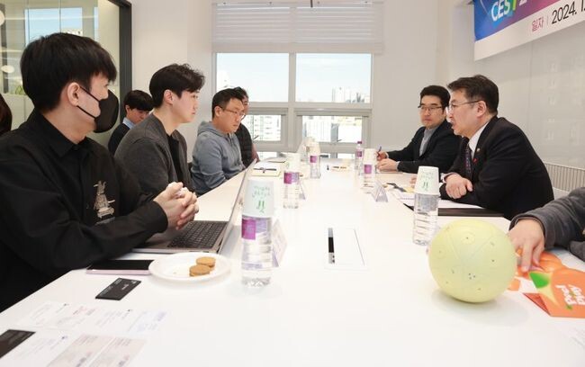 오기웅 중소벤처기업부 차관(오른쪽)이 25일 서울 강남구 소재 주식회사 웨이커를 방문해 CES 2024 혁신상 수상기업 대표들과 글로벌 진출 방안에 대해 논의하고 있다.&nbsp;