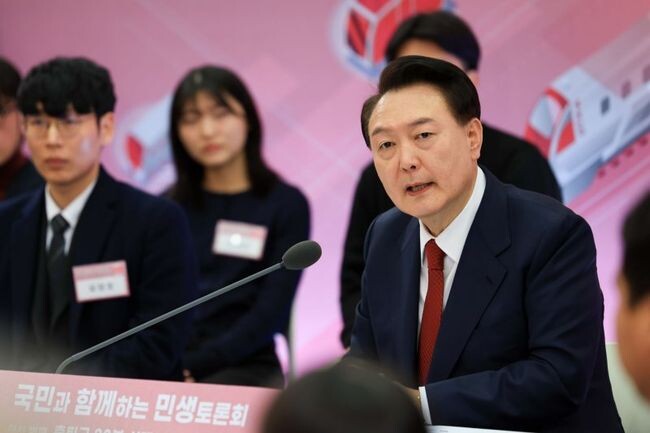 윤석열 대통령이 지난 2월25일 의정부시청 대강당에서 &lsquo;출퇴근 30분 시대, 교통격차 해소&rsquo;를 주제로 여섯 번째 「국민과 함께하는 민생토론회」에서 발언을 하고 있다.&nbsp;