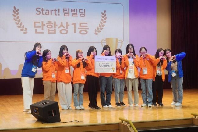 드림클래스 겨울캠프에서 팀빌딩 단합상을 수상한 멘티, 멘토들이 함께 포즈를 취하고 있다.&nbsp;