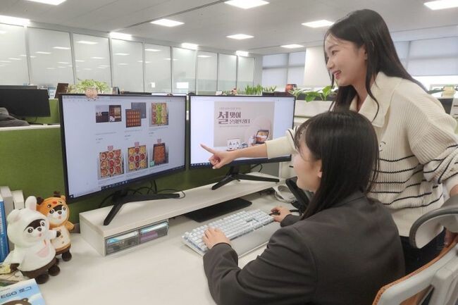 29일 삼성전자 직원들이 온라인 장터에서 상품을 구매하는 모습&nbsp;