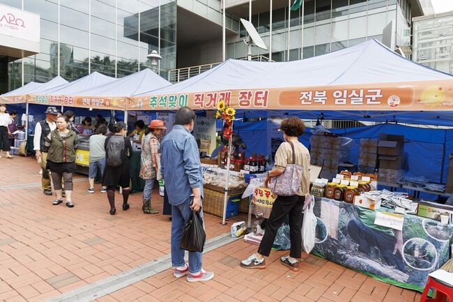 지난해 마포구청 앞 광장에서 열린 추석맞이 직거래장터 모습 (제공=마포구)