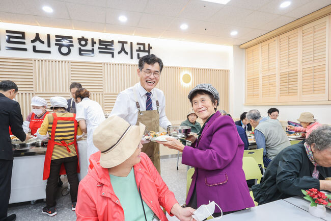양천어르신종합복지관 경로식당에서 어르신들께 따뜻한 한끼 식사를 배식 중인 이기재 양천구청장