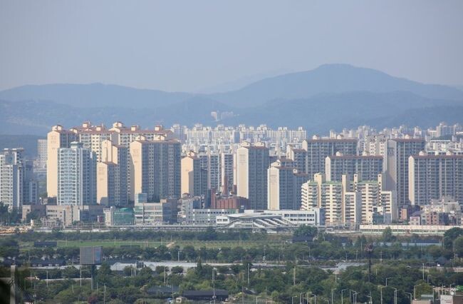 국토교통부는 지난 10일 진행된 대통령 주재 '국민과 함께하는 민생 토론회 두번째'의 후속 조치로 '노후계획도시 정비 및 지원에 관한 특별법'(4.27 시행)에서 위임한 사항을 규정하기 위해 특별법 시행령 제정안을 마련하여 입법예고(2.1~3.12)한다고 밝혔다. 사진은 일산 신도시 전경.&nbsp;