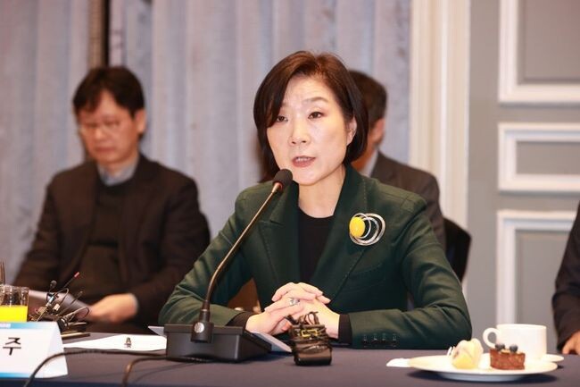 오영주 중소벤처기업부 장관이 31일 서울 영등포구 켄싱턴호텔에서 열린 '중소벤처 R&amp;D 미래전략 라운드테이블'에서 모두발언을 하고 있다.&nbsp;
