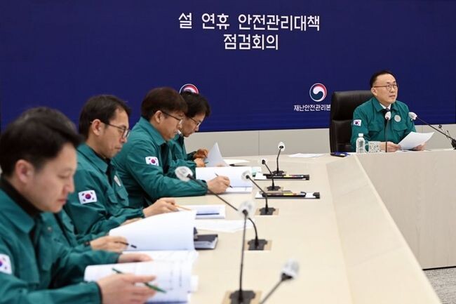 이한경 행정안전부 재난안전관리본부장이 1일 오전 정부세종청사 중앙재난안전상황실에서 14개 중앙부처 담당 국장 및 17개 자치단체 시ㆍ도 재난안전실장이 참석한 가운데 설 연휴 안전관리대책 점검회의를 주재하고 있다. 