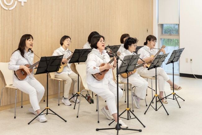 2023년 평생학습 동아리 ‘우쿨퀸’ 연주 활동 모습 