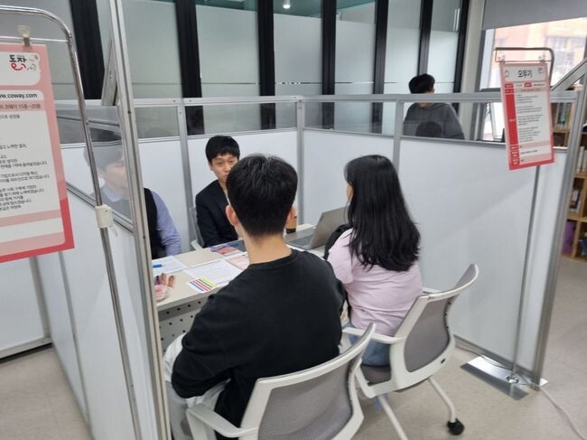 지난해 7월, 동작취업지원센터에서 개최한 '동작구 일구데이'에서 취업컨설팅을 진행하는 모습
