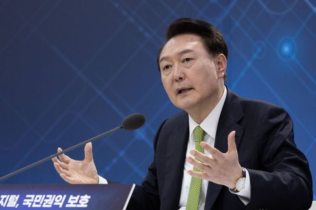 윤석열 대통령의 국정 지지율이 지난주 대비 2%p 떨어진 29%로 나타났다는 여론조사 결과가 2일 나왔다. 윤 대통령이 지난 1월 30일 판교 제2테크노벨리 기업지원허브 창업존에서 &lsquo;상생의 디지털, 국민권익 보호&rsquo;를 주제로 욜린 일곱 번째 '국민과 함께하는 민생토론회'에서 발언하고 있다.&nbsp;