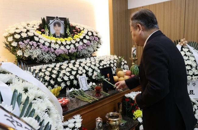 이상민 행정안전부 장관이 1일 오후 경북 문경시 문경장례식장에서 공장 화재 진압 중 순직한 故 김수광 소방교, 故 박수훈 소방사의 장례식장을 찾아 옥조근정훈장을 전수하고 있다.&nbsp;