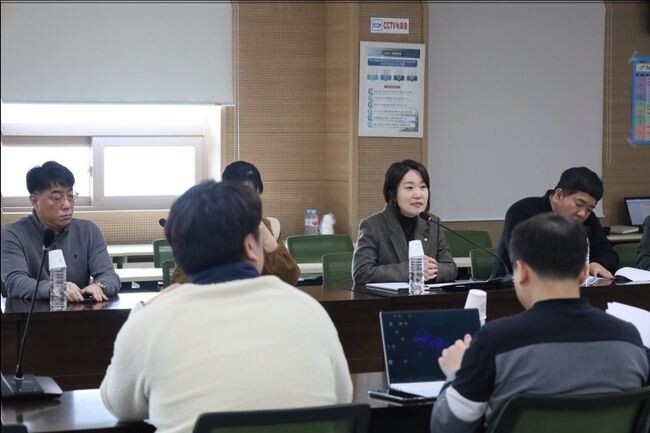 더불어민주당 이소영 의원(경기 과천시&middot;의왕시)이 과천 지식정보타운 주민대표단 및 LH와 함께 &lsquo;지정타 소통협의체 회의&rsquo;를 갖고 있다.&nbsp;