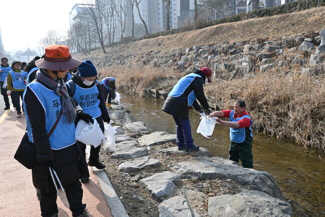 과천시, 세계 습지의 날 맞아 시민과 양재천 하천정화활동 벌여