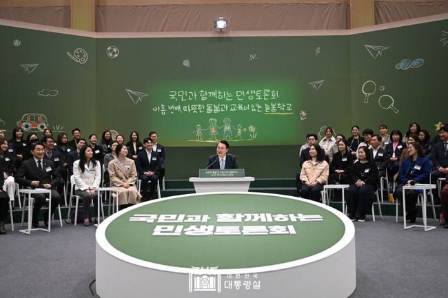 윤석열 대통령은 5일 경기도 하남시 신우초등학교에서 ‘따뜻한 돌봄과 교육이 있는 늘봄학교’를 주제로 아홉 번째 '국민과 함께하는 민생토론회'를 개최했다.