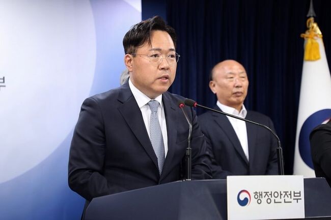 최병관 행정안전부 지방재정경제실장이 지난해 11월14일 오후 서울시 종로구 세종대로 정부서울청사 3층 브리핑실에서 '새마을금고 경영혁신안 이행계획'을 발표하고 있다.&nbsp;