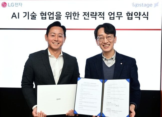 LG전자는 최근 서울 여의도 LG트윈타워에서 AI 기술 개발 및 서비스 기업인 업스테이지와 ‘온디바이스 AI 기술 개발 협력’을 위한 업무협약(MOU)을 체결했다. 왼쪽부터 업스테이지 최홍준 부사장, LG전자 공혁준 IT CX담당 