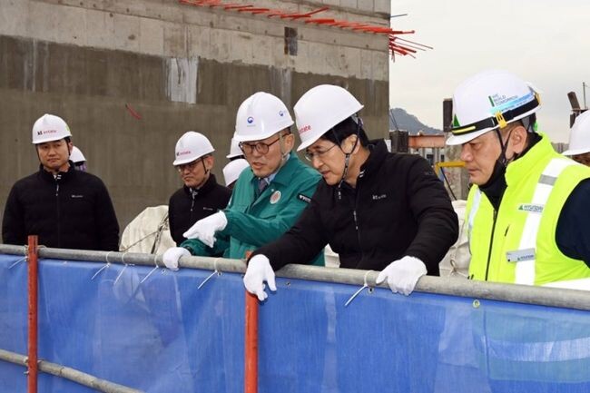 이한경 행정안전부 재난안전관리본부장이 6일 오후 지진으로 인한 건축물 붕괴를 예방하기 위해 민간건축물의 내진보강 공사를 지원하는 서울 종로구 ㈜케이티 광화문빌딩(West)을 방문해 WEST 공사 진행상황을 점검하고 있다.