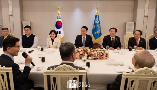 윤석열 대통령은 6일 오전 경제사회노동위원회 본위원회 개최를 보고받고 이후 용산 대통령실에서 경제사회노동위원회 위원들을 초청해 오찬 간담회를 하고 있다.&nbsp;