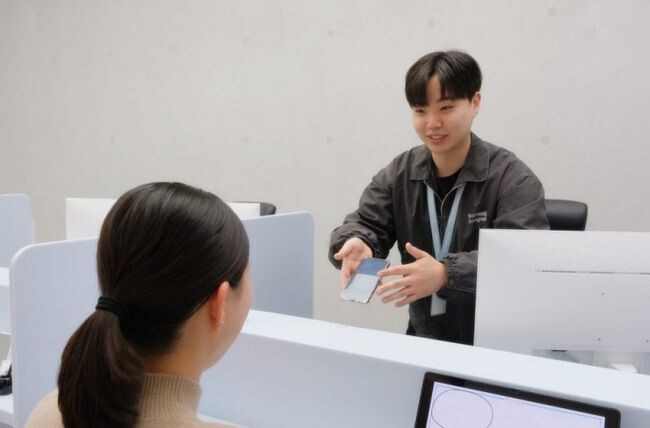 삼성강남센터에 방문한 고객이 휴대폰 상담을 받는 모습&nbsp;