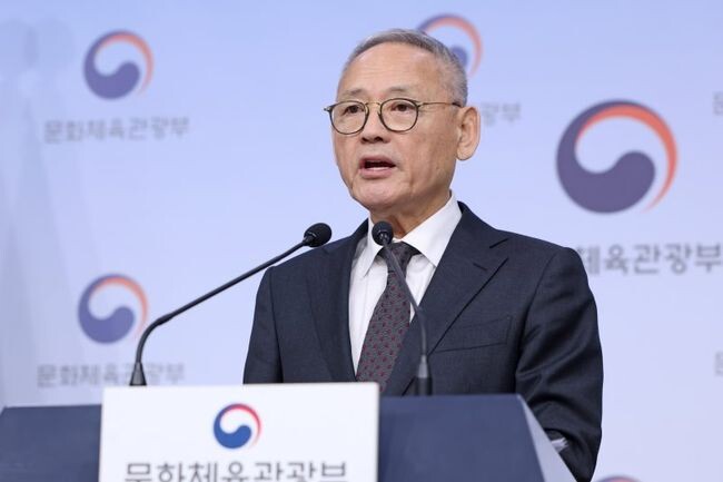 유인촌 문화체육관광부 장관이 6일 서울 종로구 정부서울청사 별관 브리핑룸에서 ‘2024년 문체부 주요 정책 추진계획’을 발표하고 있다. 