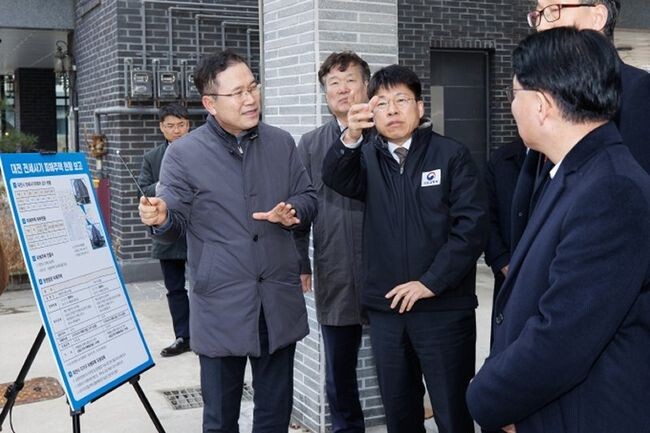 진현환 국토교통부 1차관은 7일 오후 3시 대전광역시 유득원 행정부시장, 박필우 도시주택국장을 비롯한 지자체 관계자들과 함께 대전 문지동에 위치한 전세피해 현장을 둘러보고 대전시 전세피해지원센터를 방문했다.