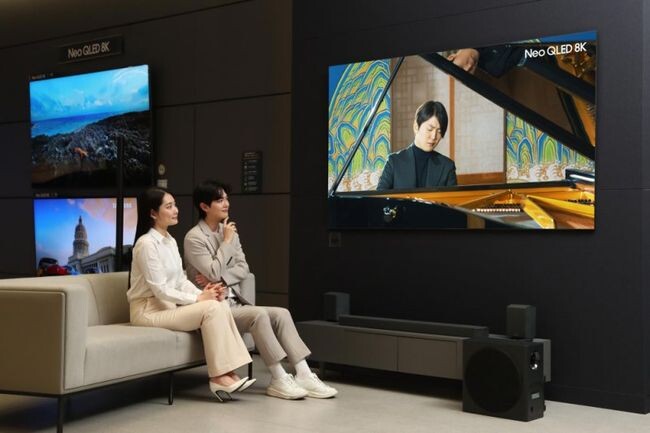 삼성전자 모델이 삼성스토어 대치점에서 Neo QLED 8K TV로 파이니스트 조성진의 8K 라이브 연주 영상을 감상하고 있다.&nbsp;