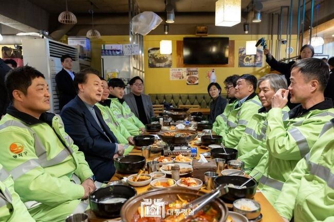 윤석열 대통령은 설 연휴 첫날인 지난 9일 서울 동작구 한 식당에서 환경공무관들과 조찬을 함께 하고 노고에 감사를 전했다.