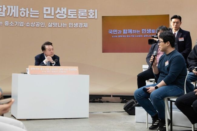 윤석열 대통령이 지난 8일 개최된 자영업자‧소상공인 대상 민생토론회에서 청소년에게 속아 주류를 판매한 영업자에게 과도한 책임을 물어 부담으로 작용한다는 자영업자의 고충을 듣고 있다.&nbsp;