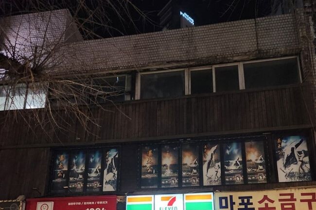 지난 2월10일 오후 5시57분경, 마포구 합정동 소재 한 건물의 외벽 타일이 떨어져 구민 보행에 위협이 된다는 신고가 접수됐다.