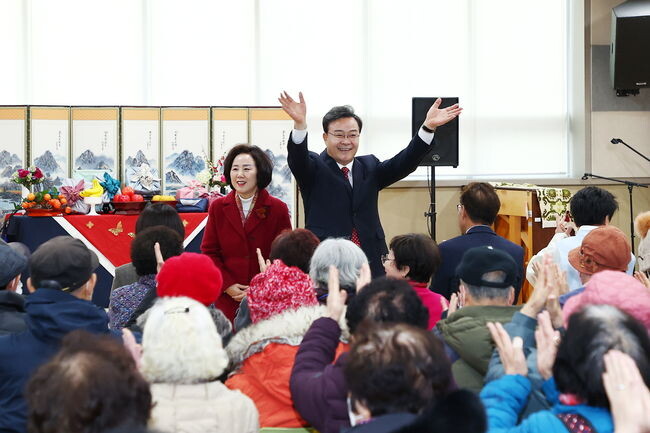 의왕시 사랑채, 아름채 노인복지관이 지난 8일 지역 어르신들을 모시고 설맞이 행사를 열었다.