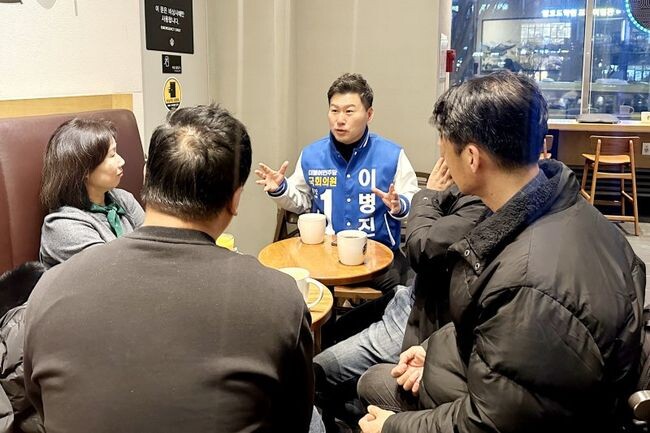 이병진 더불어민주당 수원무 예비후보는 6일 영통‧권선 지구 재정비 구상을 발표했다. 사진은 영통 주민과의 차담회 모습.