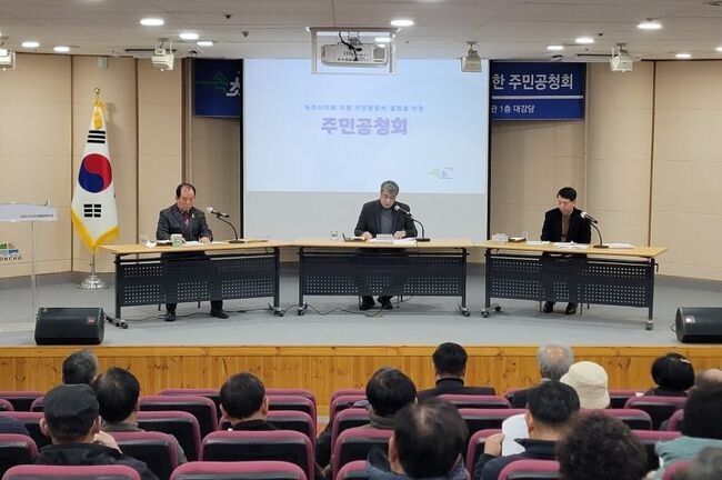 속초시 의정비심의위원회(위원장 김일석)는 지난 2월 7일 제2차 회의를 열고 2024~2026년 의정활동비 지급기준액을 월 110만 원에서 40만 원 인상한 월 150만 원으로 결정했다. 사진은 주민공청회 모습.